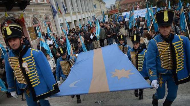 tinutul secuiesc nu este romania miting pro autonomie la sfantu gheorghe manifestantii au purtat drapelul ungariei mari