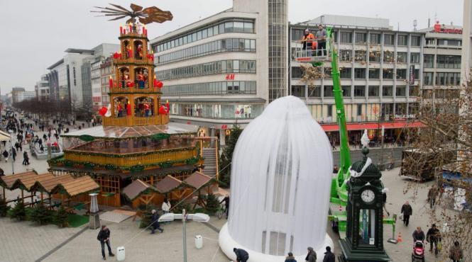 cu ocazia zilei mondiale a sida germania a sarbatorit cu prezervative de noua metri