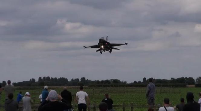 imagini halucinante pilotul unui avion f 16 face o manevra absolut socanta in apropierea pistei de aterizare video