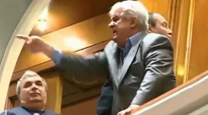 protest in parlament revolutionarii au amenintat ca se arunca de la balconul camerei deputatilor