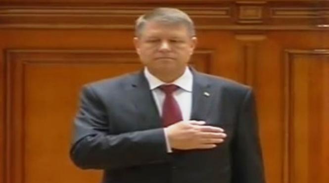 klaus iohannis a depus depus juramantul si este oficial presedintele romaniei traian basescu nu a dorit sa fie prezent