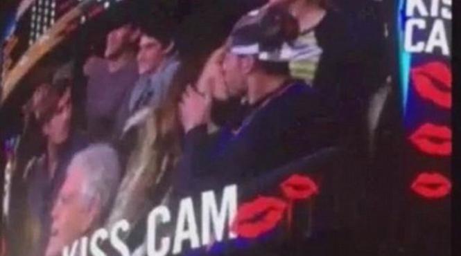 uluitor ce a fost in stare sa i faca iubita pentru ca nu a sarutat o video