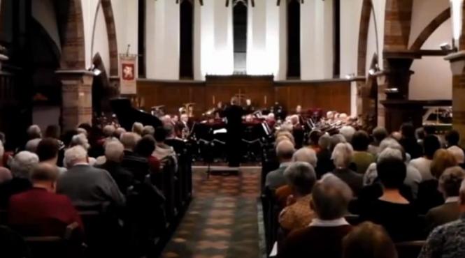 2 5 milioane de oameni au vrut sa vada asta ce face un cantaret la trombon in timpul unui concert video