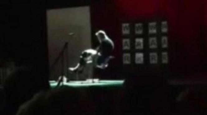 scena socanta pe scena intr o zi de vineri 13 ce pateste un iluzionist in timpul unui numar de magie video