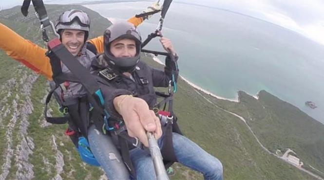 burlacul andrei andrei zboara cu parapanta in timpul unei intalniri