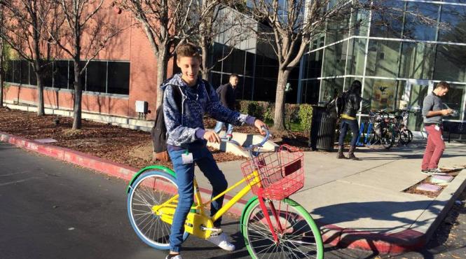 un pusti a inventat din plictiseala cea mai populara aplicatie din lume facebook google si apple se bat pentru el video