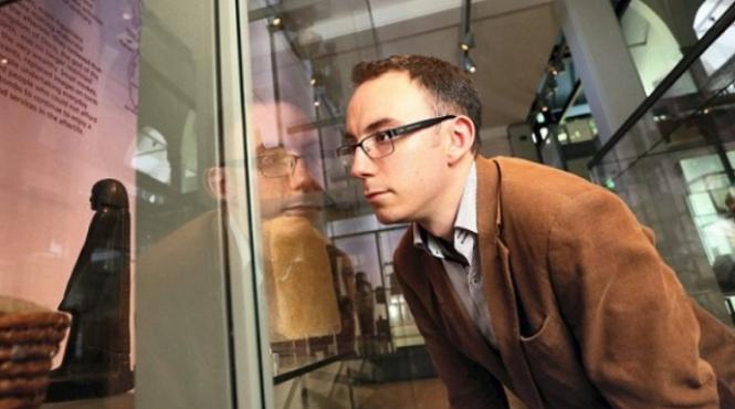 mister intr un muzeu britanic ce se intampla zilnic cu o statueta egipteana veche de 3 800 de ani arheologii stupefiati video