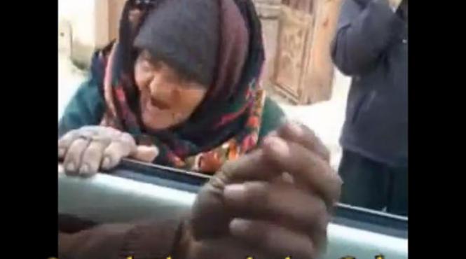 curaj o bunica ii infrunta pe jihadistii isis diavolilor intorceti va la dumnezeu video