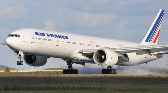 un boeing air france cu 308 persoane la bord a aterizat de urgenta in rusia dupa ce motorul stang s a oprit