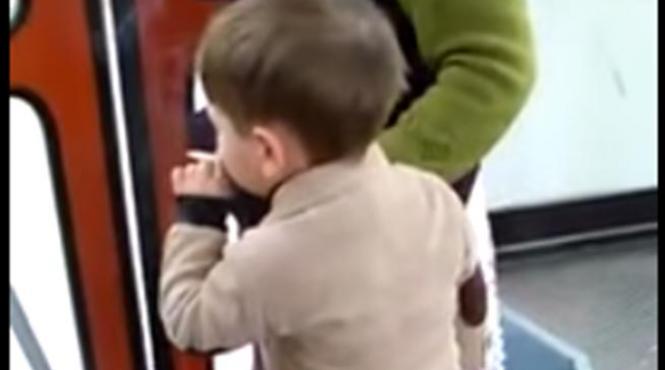 copil de doar patru ani tragand cu sete dintr o tigara in autobuz video