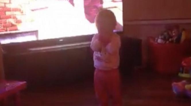 fenomen straniu o fetita este impinsa la pamant de o forta misterioasa spre stupefactia parintilor video