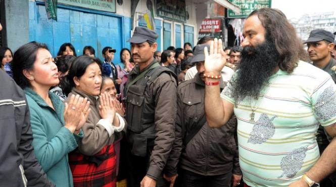 patru sute de oameni si au taiat testiculele pentru a fi mai aproape de dumnezeu asa le a zis guru lor