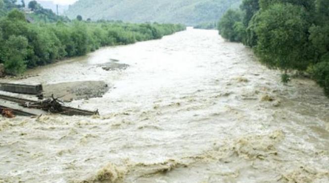 cod galben de inundatii pe rauri din trei judete prelungit pana luni