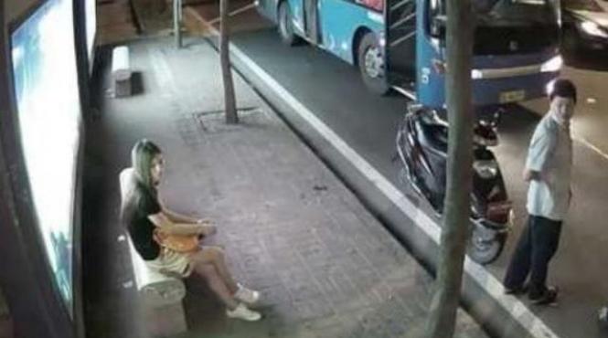 viol langa statia de autobuz zeci de persoane au trecut pe acolo nimeni n a observat nimic