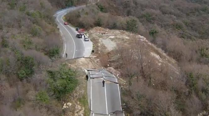 imagini incredibile cratere uriase formate pe o sosea din muntenegru video