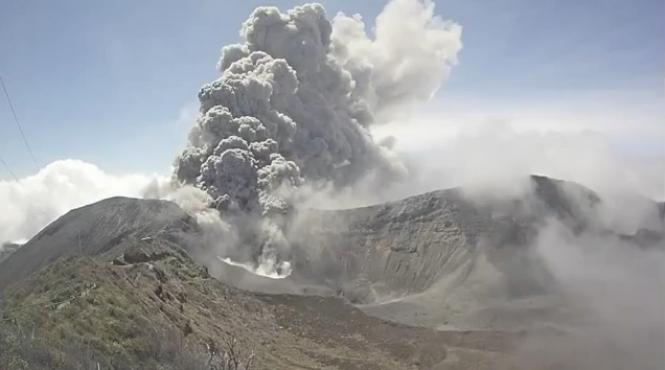 eruptie violenta a vulcanului turrialba din costa rica aeroportul san jose inchis mii de oameni evacuati video