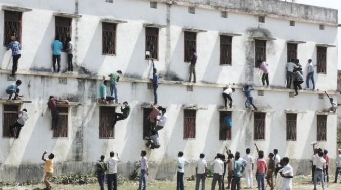 ramai cu gura cascata parintii escaladeaza zidurile unei scoli ca sa le dea fituici elevilor video incredibil