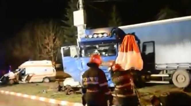 tragedie la botosani un tir a lovit in plin o ambulanta o persoana a murit in urma impactului