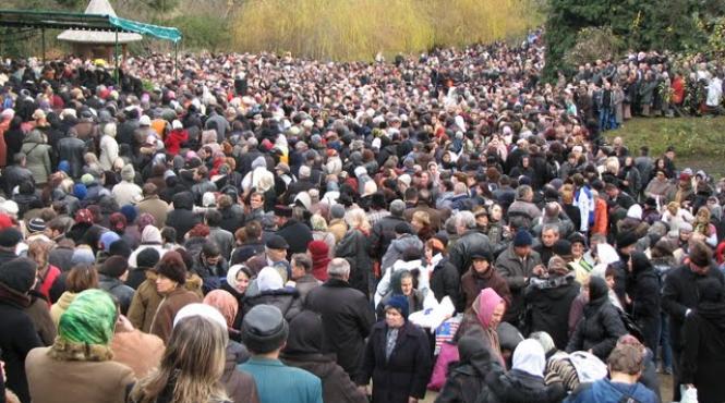 zeci de mii de credinciosi in pelerinaj la mormantul parintelui arsenie boca