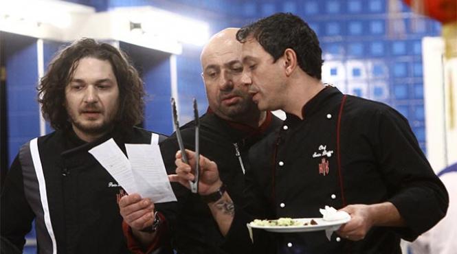 un concurent hell s kitchen este pedepsit sa manance tot risotto ul prost gatit