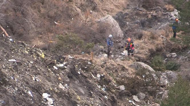 tragedie germanwings investigatorii francezi au anuntat ca au gasit pana in prezent aproape 600 de bucati de trupuri