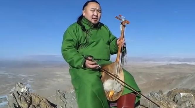 video a uimit pe toata lumea cu tehnica sa extraordinara se numeste cantat din gat fiti atenti ce cantec superb