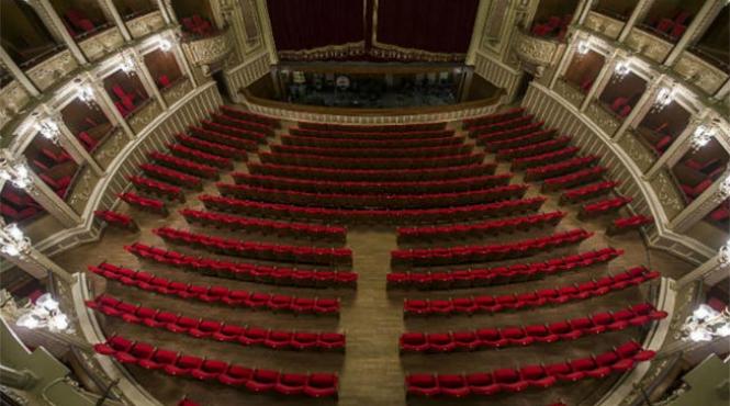 cu casa inchisa culisele operei