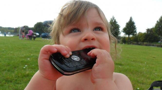 bebelusii cu telefoane mobile nu mai au nevoie de jucarii