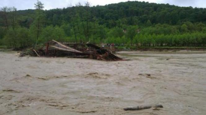 cod galben de inundatii pe cinci rauri din cinci judete