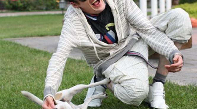 un pictor leton socheza cu lucrarile sale