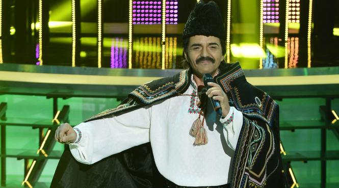 daniel iordachioae canta imbracat in costumul lui liviu vasilica la te cunosc de undeva