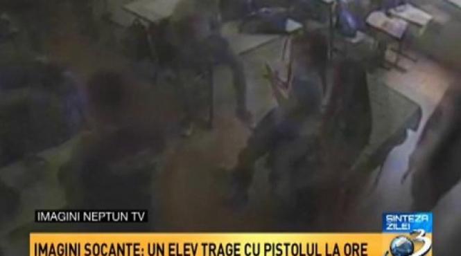 imagini socante cu un un elev care trage cu pistolul la ore