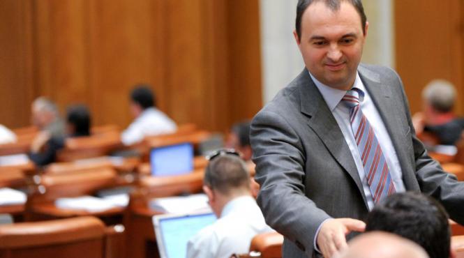 cristian adomnitei anunta ca se suspenda din toate functiile politice