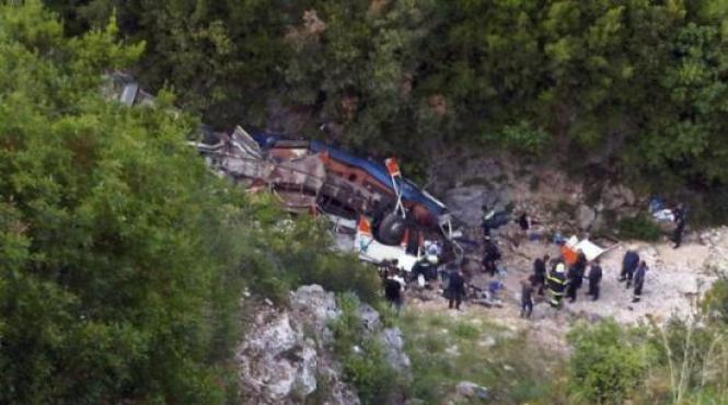 china un autobuz plin cu pasageri s a rasturnat intr o prapastie