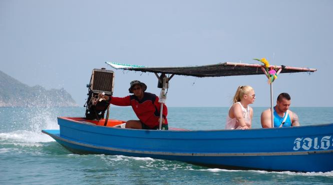 ana si cristi merg sa viziteze tham phraya nakhon una dintre cele mai fotografiate pesteri din thailanda