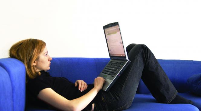 cum poti sa castigi bani in timpul liber accesand site uri de acasa