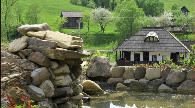 casa poveste un adevarat muzeu in inima bucovinei familia care a indraznit sa cumpere 3 case traditionale sa le reconditioneze si sa faca turism