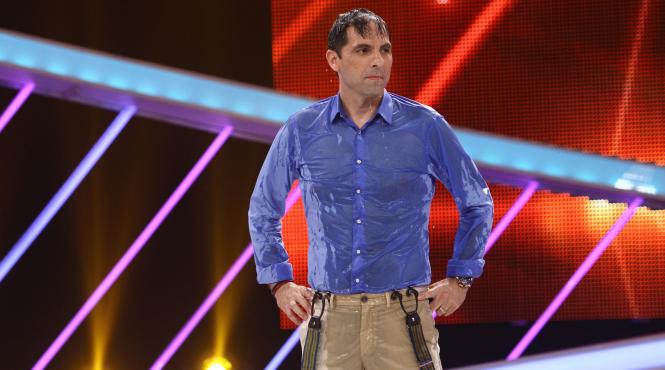 juratilor le explodeaza petardele sub scaune iar dan negru e udat pana la piele joi seara in finala de popularitate next star
