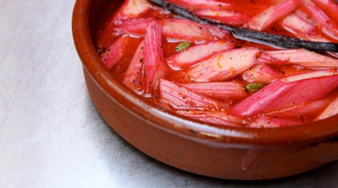 reteta pentru compot de rubarba un desert racoros dulce acrisor si aromat