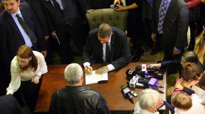 klaus iohannis si a lansat noua carte la bookfest