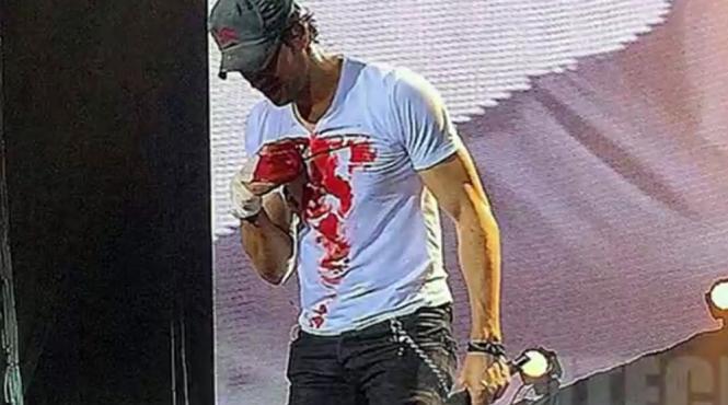 enrique iglesias ranit in timpul concertului din mexic