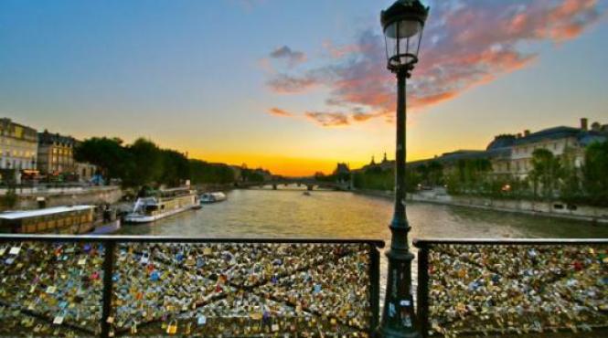 parisul pune lacat iubirii indragostiti din intreaga lume sunt revoltati