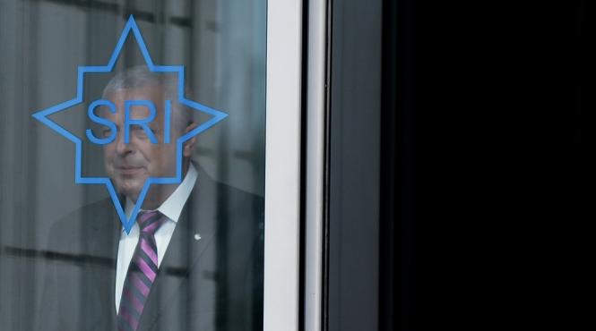 sri planuieste sa ne citeasca toate mesajele si sa cloneze sim uri