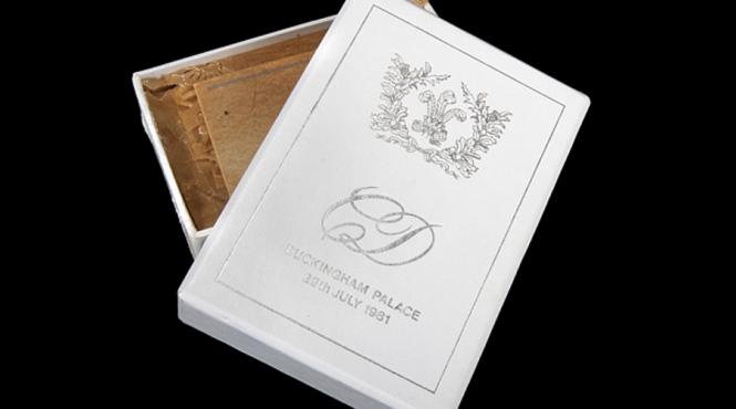 felii de tort regal scoase la licitatie