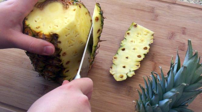 cum se curata un ananas iti trebuie numai un cutit si un pic de indemanare video