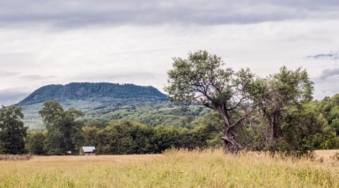 muntele sfant din maramures este interzis femeilor izvoare facatoare de minuni legende cu haiduci si pesteri pline de comori