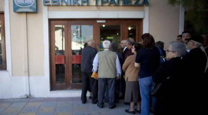 grecii isi golesc conturile din banci rata retragerilor este de 200 300 milioane de euro pe zi