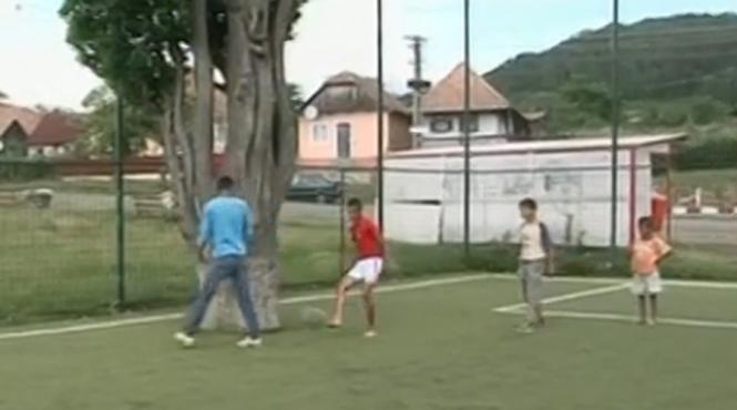 cel mai stupid teren de fotbal se afla in romania