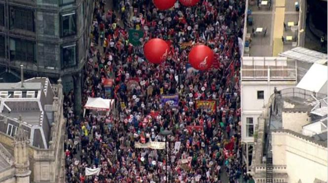 britanicii sunt furiosi mii de persoane demonstreaza la londra impotriva politicii de austeritate video