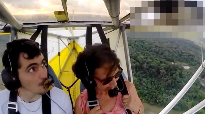 o pisica dormea pe aripa unui avion ce a urmat